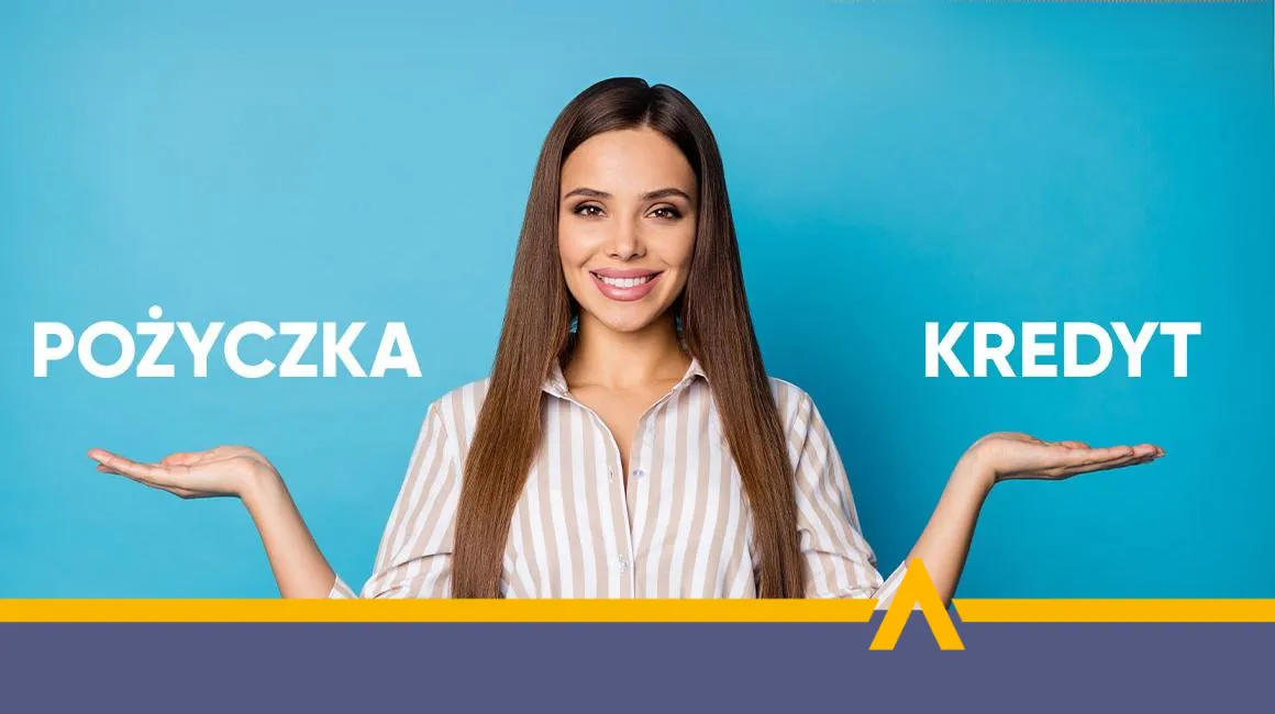 Uśmiechnięta kobieta porównująca pożyczkę i kredyt, prezentując oba pojęcia gestem rąk