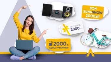 Kobieta z laptopem wskazująca na nagrody, w tym bon, karta paliwowa, zestaw stereo, multikarta i rower